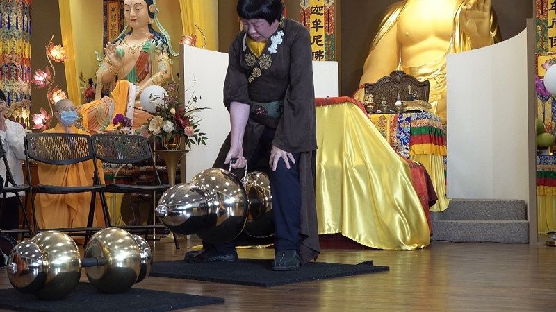 世界佛教教皇 南無第三世多杰羌佛 單手勾提437.2磅金剛杵